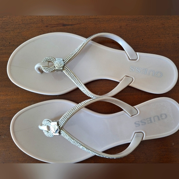 GUESS Cream Women's Sandals Flip Flops  Size 7 NWOT - Picture 1 of 8